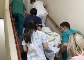 Tužna slika iz bolnice u Kraljevu: Bolesne nose stepenicama jer je lift u kvaru